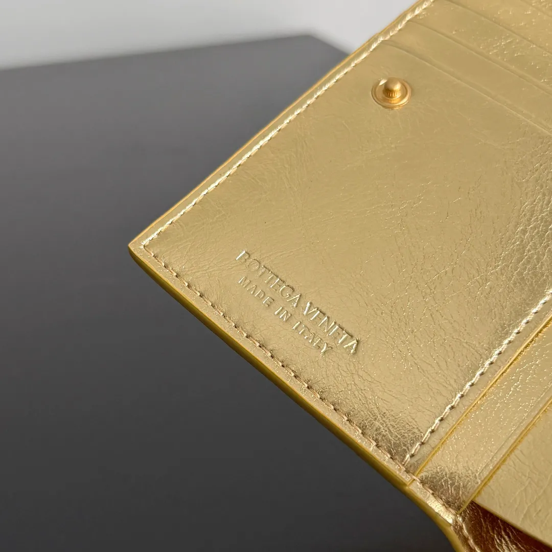 Batch 960 of BOTTEGA VENETA’s new woven small wallets are now shipping! ! ! 🥰🥰Made of carefully selected first-layer sheepskin fabric, this small luxury wallet has an elegant appearance and is also full of practicality. It can store change, driver's license and various cards at the same time. It is so small that it can be put in your pocket and carried with you. It is really convenient [Applause][Applause] Style No.: 667468 Size: 14.5*9.3*2cm